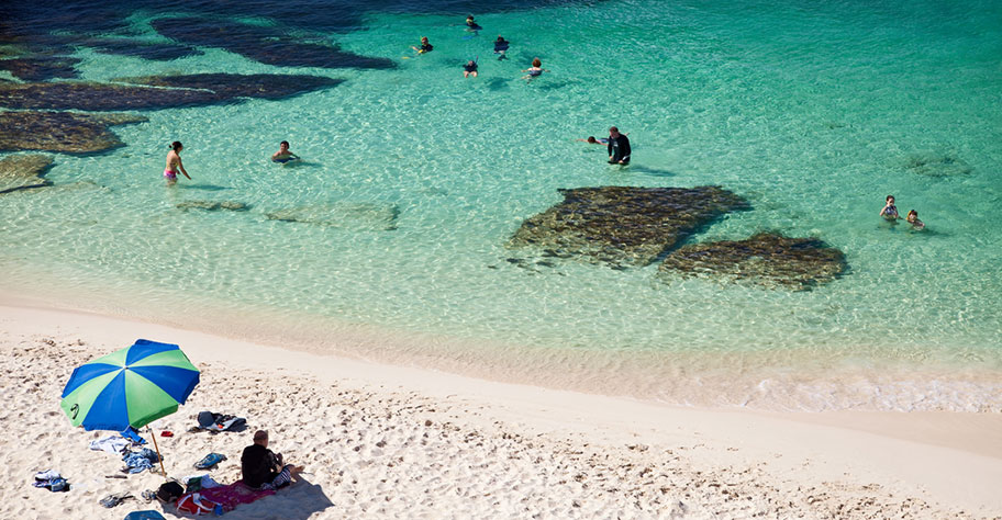 Australien Westküste Traumstrand Familie im Wasser